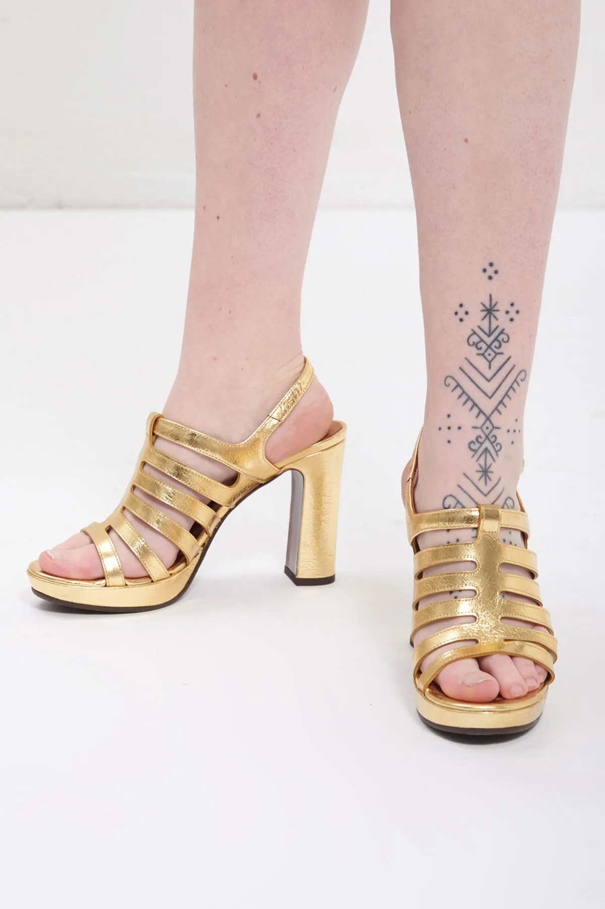 CHIE MIHARA Sandalo CAYDAN in pelle oro